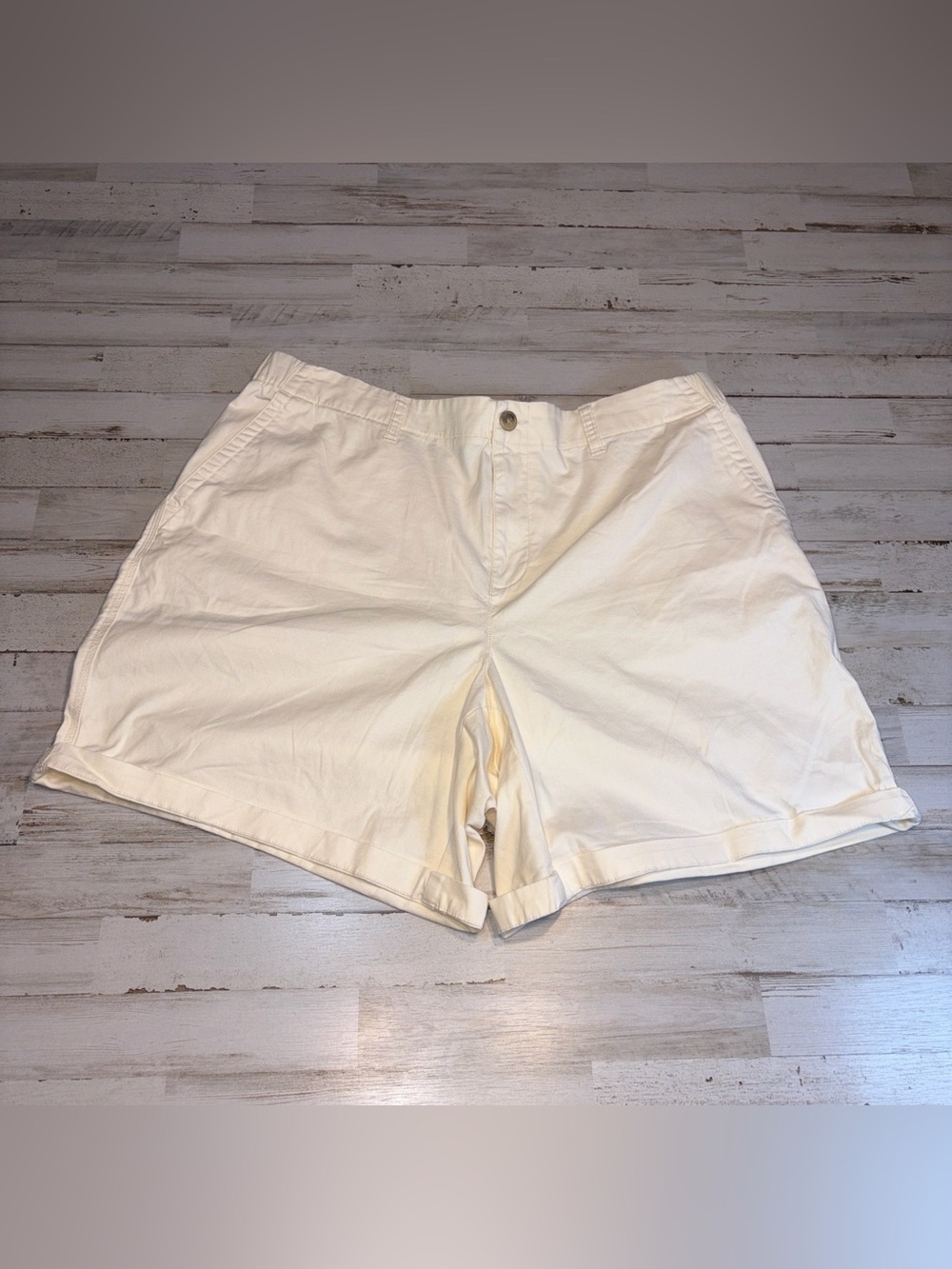 Old Navy Everyday Women's Cream High-Rise Bermuda Shorts Plus Size 2X